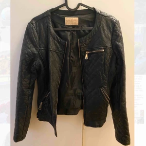  - Skinnjacka i svart (obs - ej äkta läder) 