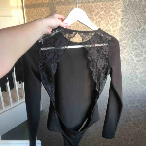  - Säljer nu min super snygga fest body från Nakd!😍storlek M men passar Absolut både S och en stor XS, aldrig använd, Ny pris 199 kr