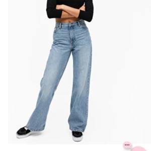 Mobil vida jeans strl 30 - Ett par sjukt snygga vida jeans ifrån monki i en fin blå färg. Najs kvalitet och sparsamt använda!