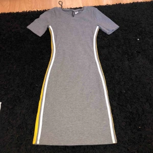  - Figurnära klänning från h&m, köpt i somras😊