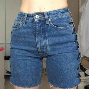  - Jättefina shorts med snörningar i sidorna!⭐️ de är ca storlek 34. Jag har vanligtvis 36 och de sitter jättebra på mig ändå. Är 168 lång