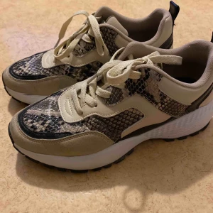  - Chunky sneakers med ormprint från feetfirst som endast är använda ett fåtal gånger! 