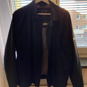 Vårjacka från morris - En fin vårjacka från Morris i storlek M. Köptes för 1100 och men skriv gärna bud då jag vill bli av med den.