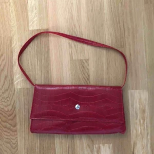  - en röd trendig väska 🥰 frakt tillkommer :)