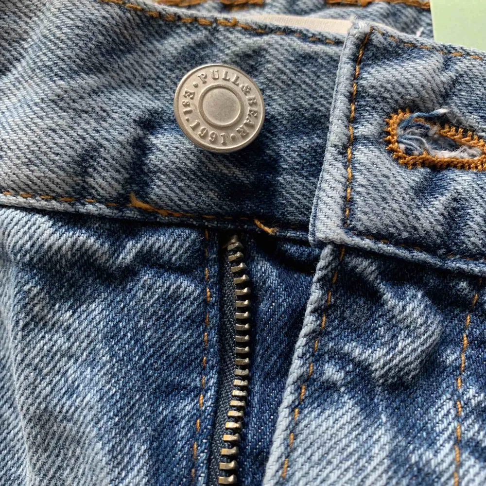 PULL&BEARS Slouchy jeans ljusblåa. Aldrig använt! Prislapparna prislapparna sitter kvar. De är lite stora i storleken. Frakt ingår i priset!. Jeans & Byxor.