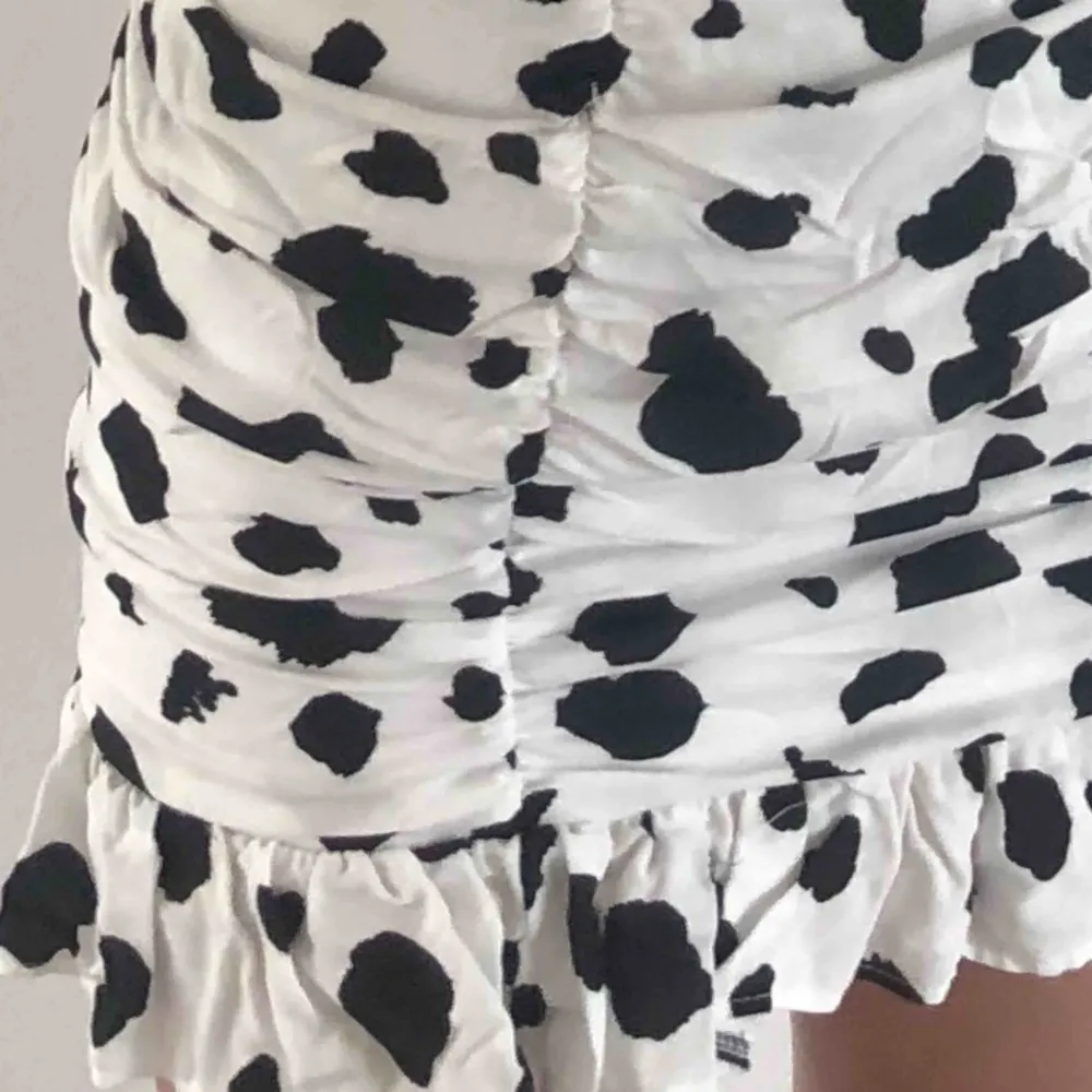 Super trendig ko-mönstrad kjol perfekt nu till varmare väder!🦋🦋 Jag kan mötas upp i Uppsala eller frakta!. Kjolar.