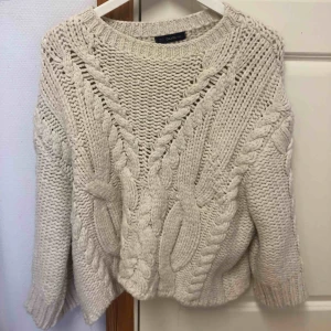  -  Stickad tröja från NAKD i storlek L. Har inte använt den så många gånger, så den går att återanvändas! 