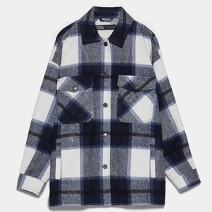 rutig zara jacka - den trendiga zara jackan i blått, använd ett fåtal gånger och passar S-M                                                                              (budgivning)