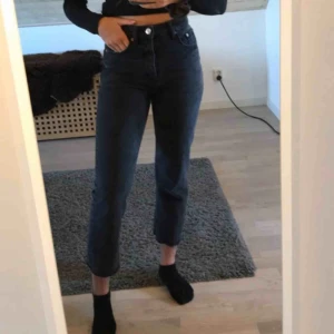  - Svarta raka jeans från zara. Storlek 36 men skulle säga att dem passar 34 också. Bra skick och super fina!💕