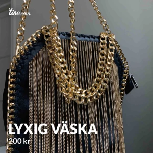  - Säljer denna super snygga väska som jag aldrig använd!  Säljer pga har en likadan i silver och gillar silver mer! Helt ny! Perfekt nu till våren🥰🌸 