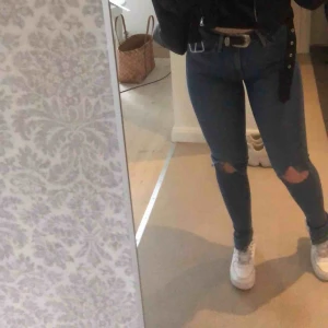  - LEVIS JEANS med slits och hål på knäna. Riktigt skönt material, snygg färg, använda fåtal gånger! 