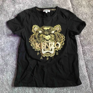  - En fin kenzo tröja köpt för 500, inga skador på tröjan!