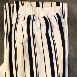  - Superfina utsvängda marinblåa och vita byxor från mango.