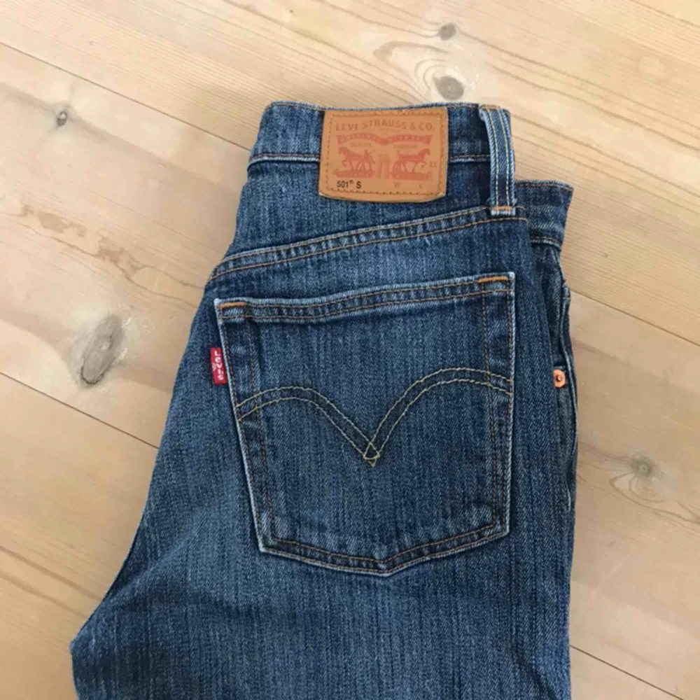 Supersnygga trendiga Levis 501 jeans i momjeans-modell. Köpta för flera år sedan så har tyvärr växt ur dem, men i jättefint skick! Försluts med knappar i midjan. Står storlek S men skulle snarare säga XS. Kan skicka mått i privat chat om det önskas.🥰. Jeans & Byxor.