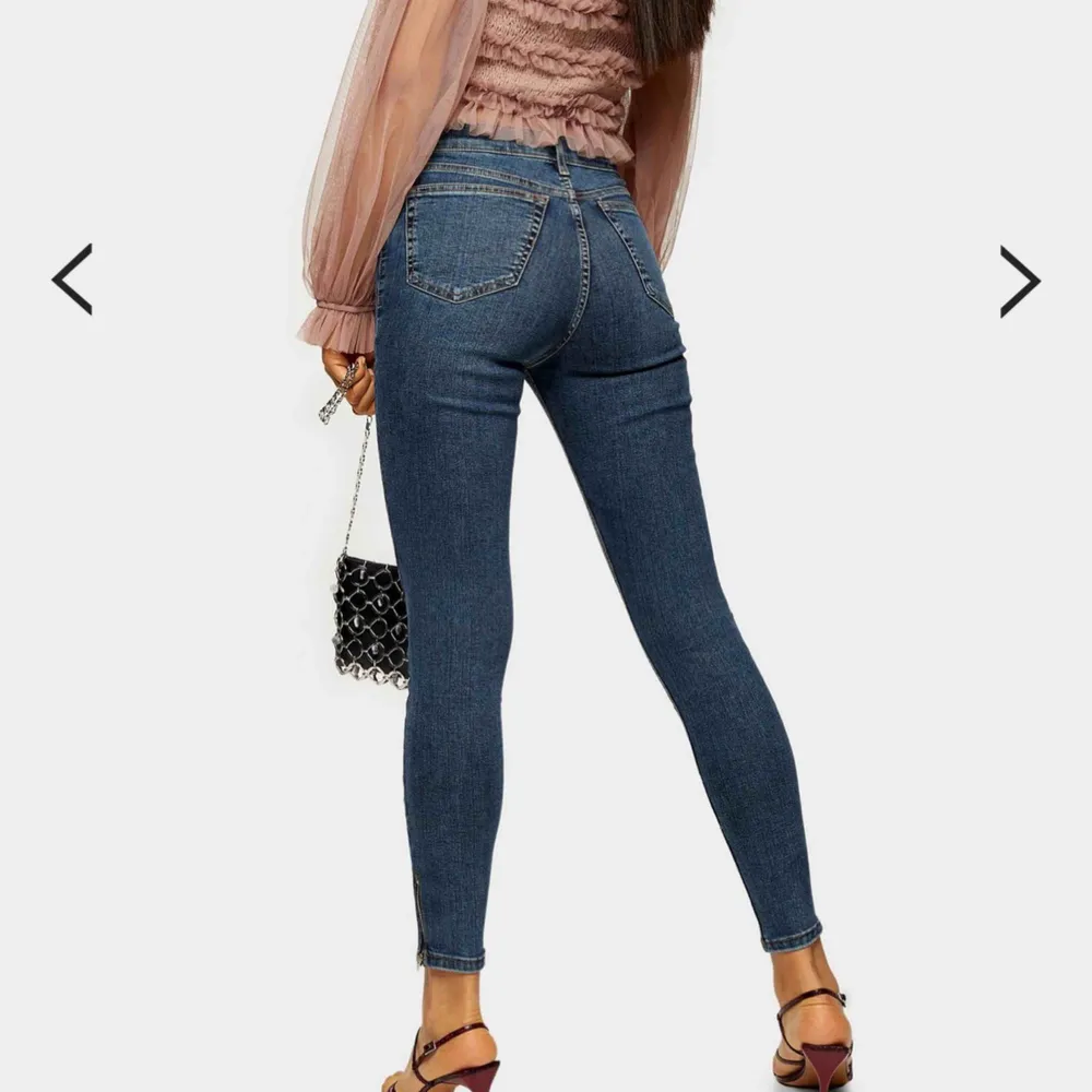 Mellan blå jeans med hög midja i modellen Jamie från Topshop. Mycket fint skick. Stretch. Strl W26 L32. Frakt ingår i priset. . Jeans & Byxor.