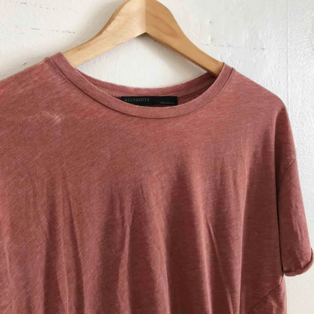 🔹 Tshirt från Allsaints i uttvättad rosa färg med drapering nedtill. 🔹 Köparen står för fraken, 42 kr. 🔹 Hämtas annars upp i Vasastan.. T-shirts.
