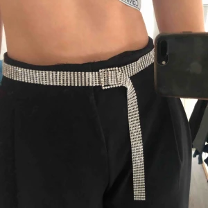  - Super fins glitter skärp som både passar till jeans eller som ett midjebälte till en klänning!! Passar alla storlekar då man kan justera storleken själv. 