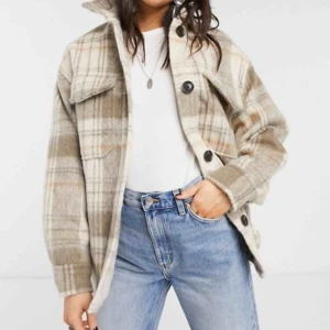  - Jättefin och trendig jacka från Bershka! Fint skick, frakt 80kr.