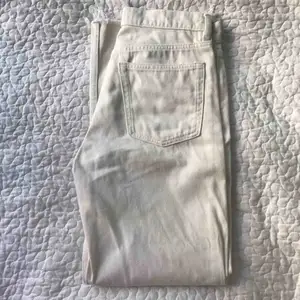 Supercoola jeans från &Otherstories. Använda ett fåtal gånger, säljer pga att de är fel storlek. Nypris: 690kr 