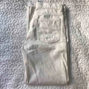 Vita vida jeans  - Supercoola jeans från &Otherstories. Använda ett fåtal gånger, säljer pga att de är fel storlek. Nypris: 690kr 
