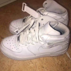  - Airforce något vet ej exakt vad modellen heter men höga iaf. NIKE använda men ändå fräscha. Strl 38,5
