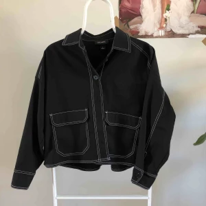  - Oversize svart jack-skjorta/overshirt med synliga sömmar. Använd ett fåtal gånger så mycket fint skick. Kan mötas upp i Göteborg eller så skickar jag den mot en fraktkostnad