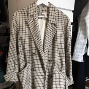  - Superfin kappa köpt förra året på H&M, säljer då den tyvärr inte kommer till användning. Jättebra kvalité, den är tillverkad i Italien och det är superfint material - nypris låg på ca 1000kr. Perfekt nu när det börjar bli lite varmare ute!💞🌟