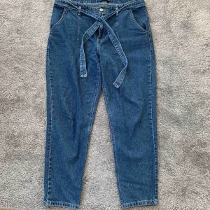  - Perfekta jeansen för den som gillar att styla! Köpta i istanbul och är endast använda EN gång( en storlek för stora mig mig☹️). Sitter dock som en smäck för det rätta! Storlek: W 32/42