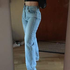 High waisted ljusblå jeans från Gina Tricot. Skit snygga och bekväma, endast använda ett fåtal gånger. Säljer endast pga behöver pengar! Möts upp i Sthlm elr postar! 💕