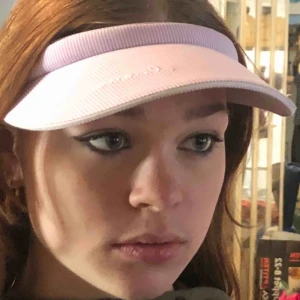  - Så fin rosa skärm! Säljer pga pengar brist, lite missfärgad på delen som pekar in mot pannan se bild 3 men annars i bra skick!  