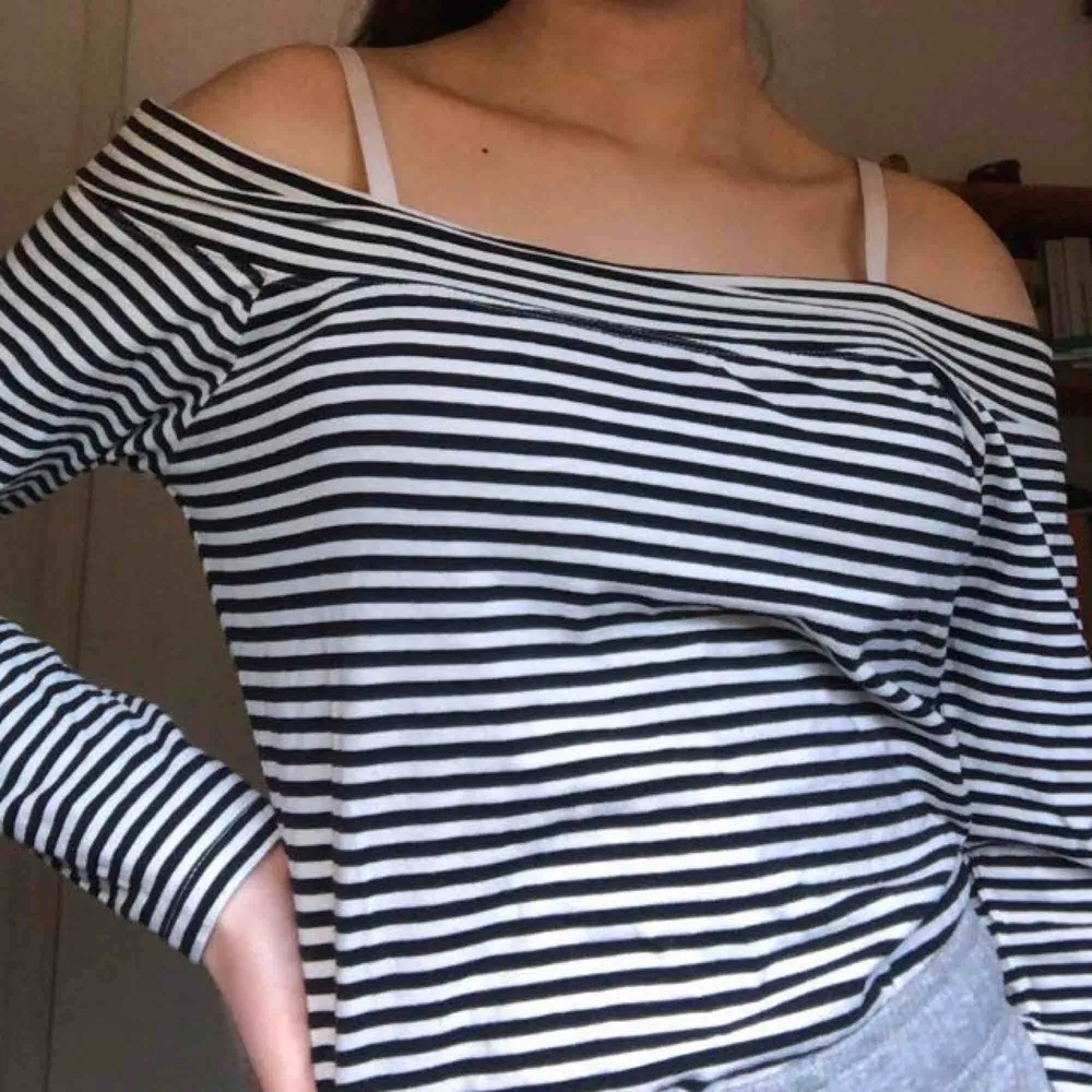 En off shoulder topp i bra skick. Nästan aldrig använd. Säljer pga att det inte är min stil och används aldrig. OBS! Köpare står för frakt.. Toppar.