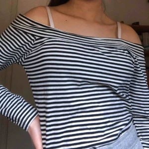  - En off shoulder topp i bra skick. Nästan aldrig använd. Säljer pga att det inte är min stil och används aldrig. OBS! Köpare står för frakt.