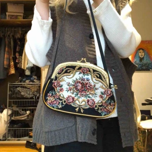  - Supergullig gammaldags clutch! Har själv satt på band så att den går att bära som väska💐