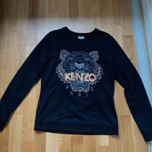  - Kenzo sweatshirt limeted edition. Köpt på NK i Göteborg. Sparsamt använd. Fint skick. Köparen betalar frakt 59 kr. 