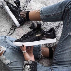 Puma skor - Puma basket heart patent black med silkessnören använda en gång. Köpta för 900. känner att dessa fina skor behöver ett nytt hem då jag inte använt de :)