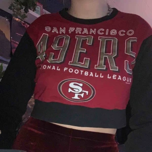  - Säljer denna långärmade croppade tröjan från Beyond Retro. Nästan aldrig använt och i fint skick ❤️köparen står för frakt