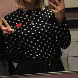  - En väldigt varsamt använd comme des garcons långärmad tröja💕 Säljer den då den inte kommer till användning längre och vill helst att någon ska kunna ha mer användning för den än vad jag har. Frakt tillkommer💥🦋