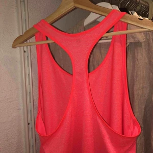  - Neon-rosa träningslinne. Sitter löst och är längre i modellen. Skitsnyggt på somrarna när man är lite brun👚💞💕