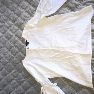  - Väldigt fin blus med breda ärmar och knytning på ärmarna💕 Köpte den i England så vet inte vilken affär eller något, men den är använd ungefär tre-fyra gånger så den är i princip i nyskick🥰 Skriv för mer info❣️