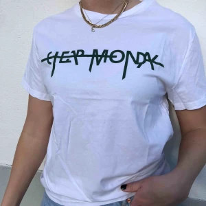  - T-shirt från Cheap Monday i storlek M. Snygg passform och bra skick på tröjan