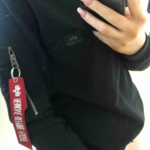  - Tröja från alpha industries. Säljer väldigt billigt men om fler vill ha den får ni buda. Har använt den väl men den är i jättefint skick och säljer för den ej kommer till användning längre