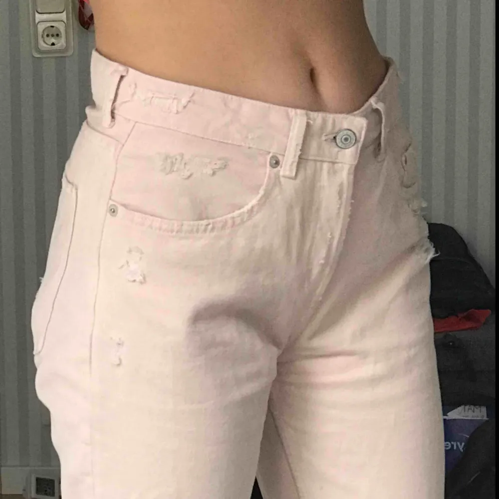 Superfina ljusrosa boyfriend-jeans, köpta för ett tag sen och säljs då de inte kommer till användning längre ☺️ Skriv om ni har några frågor🌸 (smutsen på bild 2 är på spegeln). Jeans & Byxor.