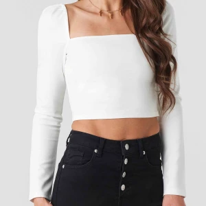  - Helt oanvänd och slutsåld topp från NA-KD🤍 Köpt i somras men fick tyvärr ingen användning för så den behöver ett nytt hem! Exklusive frakt🌜