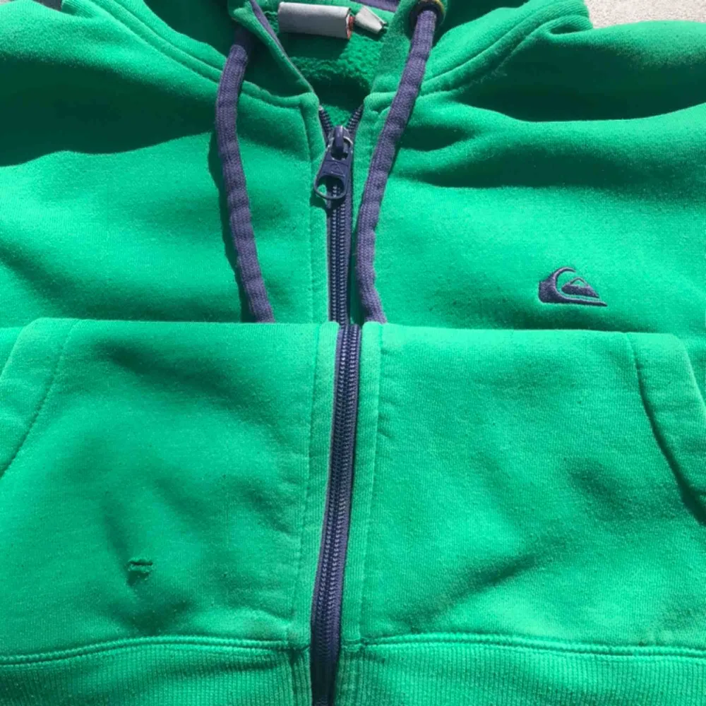 Grön zip-hoodie från Quiksilver. Står storlek M men den sitter som L. Kan fraktas om köpare betalar frakt. Kan mötas upp i Åkersberga och Täby. . Hoodies.