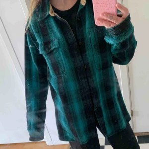  - Jättefin flanellinspirerad skjortjacka från Burton, köpt för ett tag sen men fortfarande i fint skick:) frakt 63kr tillkommer