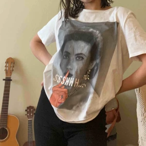  - Jättefin t-shirt från zara! Ni står för frakt!