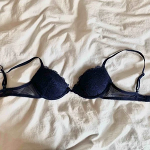  - Marinblå bh i spets, Stl XS. Frakten ingår inte i priset och kostar 44 kr