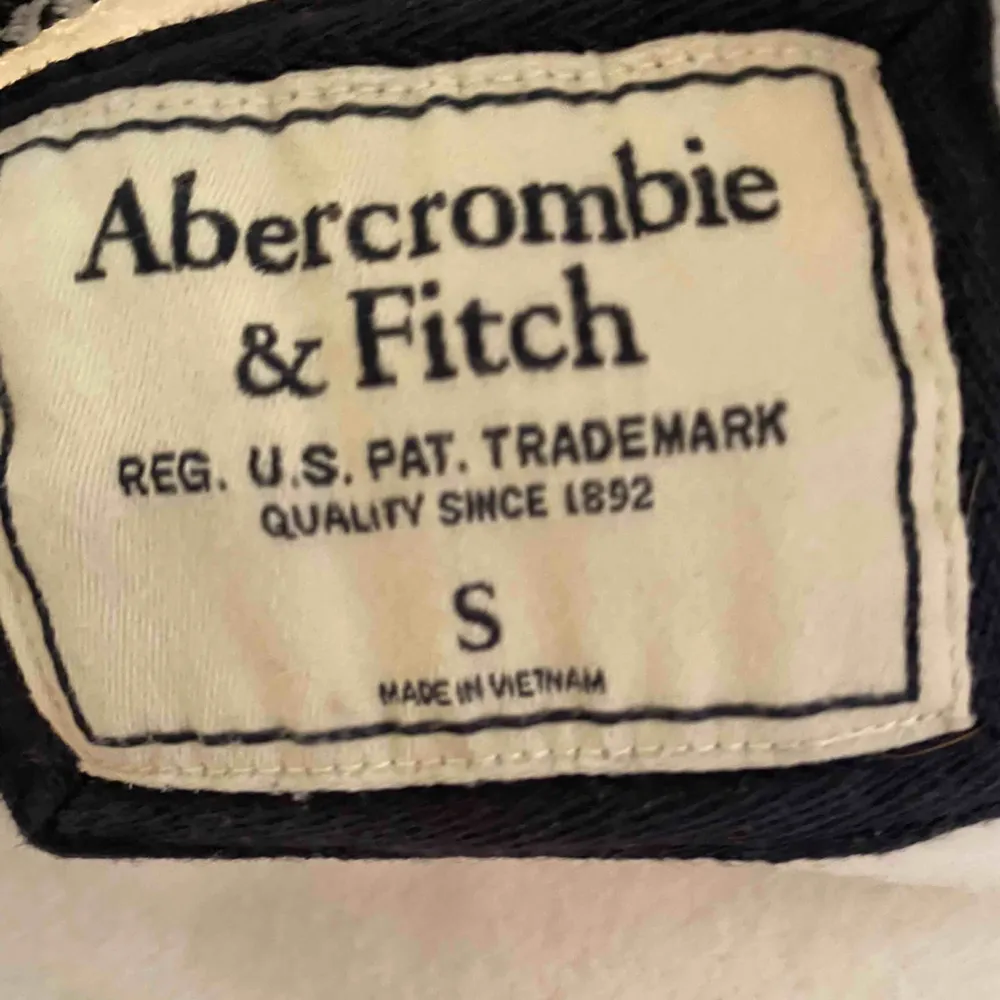 En tjock tröja från abercombie & fitch, nästintill oanvänd. Hoodies.