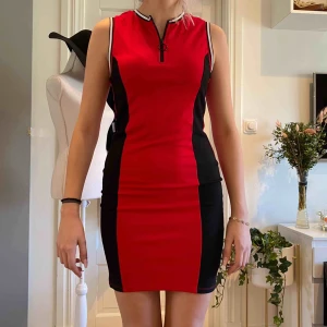  - Klänning från new yorker i jättestrechigt material  