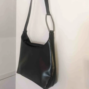  - Svart axelväska. Från Italien med bra kvalité.  Mini shoulder bag. Fin och trendig.